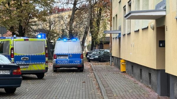 Interwencja policjantów i ratowników medycznych przy ulicy 1 Maja w Kędzierzynie Koźlu