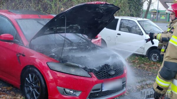 Pożar samochodu na ul. Budziszyńskiej w Opolu. Na miejscu straż pożarna i policja