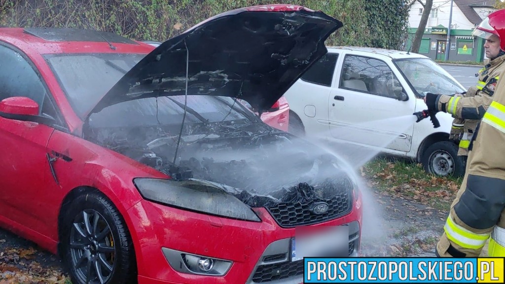 Pożar samochodu na ul. Budziszyńskiej w Opolu. Na miejscu straż pożarna i policja