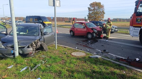 Wypadek na DK45 w Jełowej. Cztery osoby trafiły do szpitala
