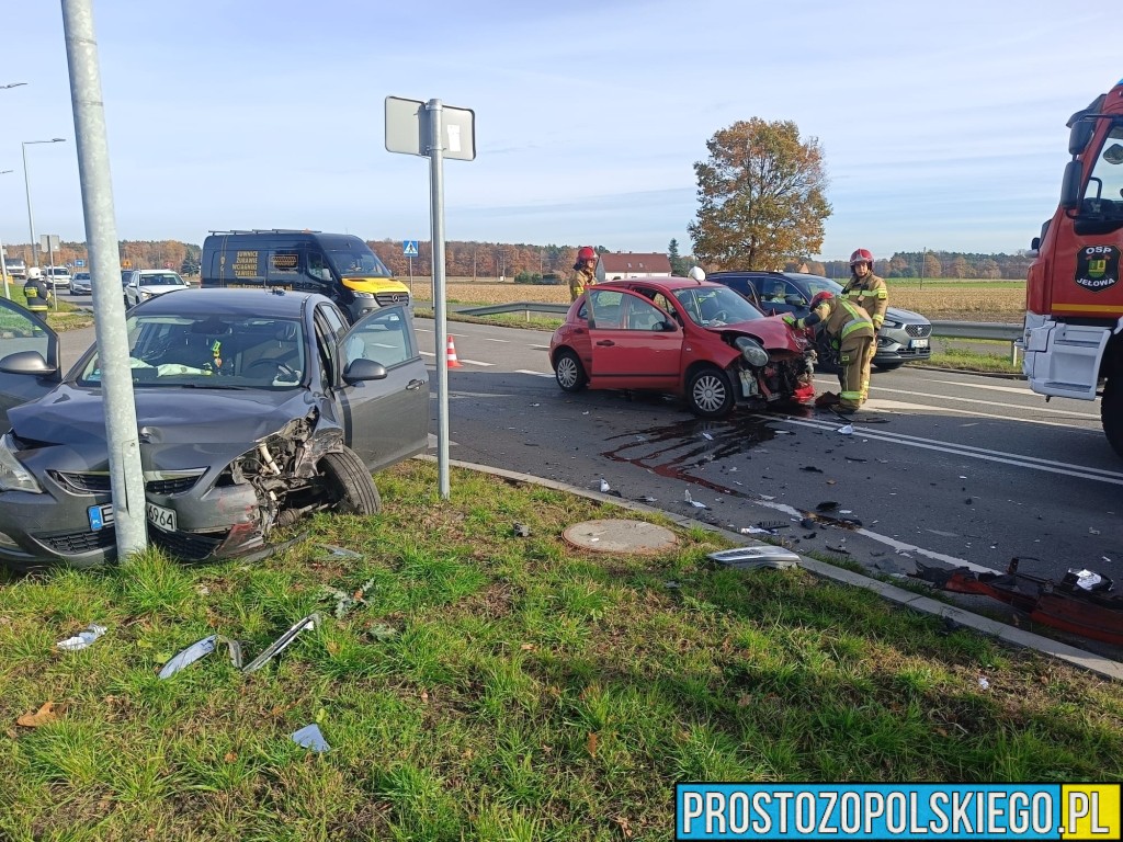 Wypadek na DK45 w Jełowej. Cztery osoby trafiły do szpitala