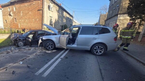 Wypadek w Głubczycach: czołowe zderzenie audi i BMW, jedna osoba trafiła do szpitala
