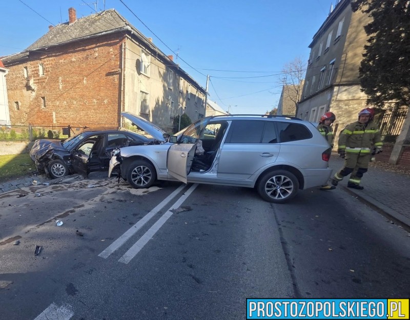 Wypadek w Głubczycach: czołowe zderzenie audi i BMW, jedna osoba trafiła do szpitala