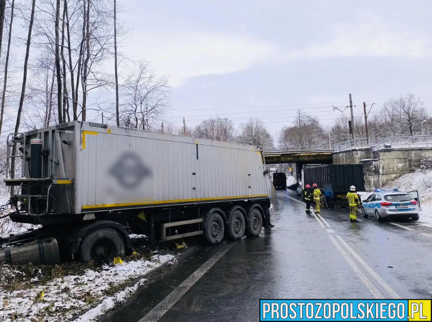 Poważne zdarzenie drogowe między Sławięcicami a Starą Kuźnią. Zderzenie dwóch ciężarówek – jedna osoba poszkodowana