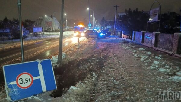 Groźne zdarzenie na DK39 w Namysłowie. Kierowca uszkodził infrastrukturę i uciekł z miejsca wypadku