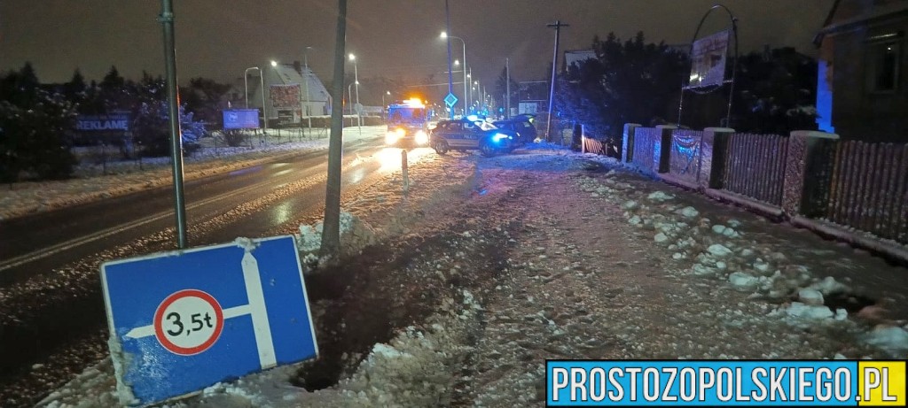 Groźne zdarzenie na DK39 w Namysłowie. Kierowca uszkodził infrastrukturę i uciekł z miejsca wypadku