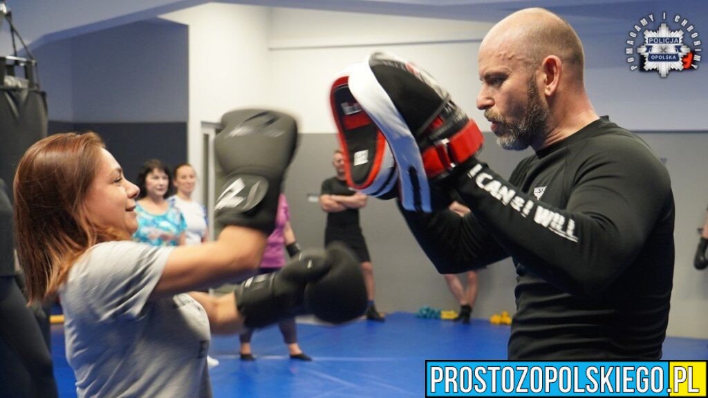 100-lecie służby kobiet w Policji. Policjantki i pracownice cywilne z Opola wzięły udział w specjalnych zajęciach samoobrony