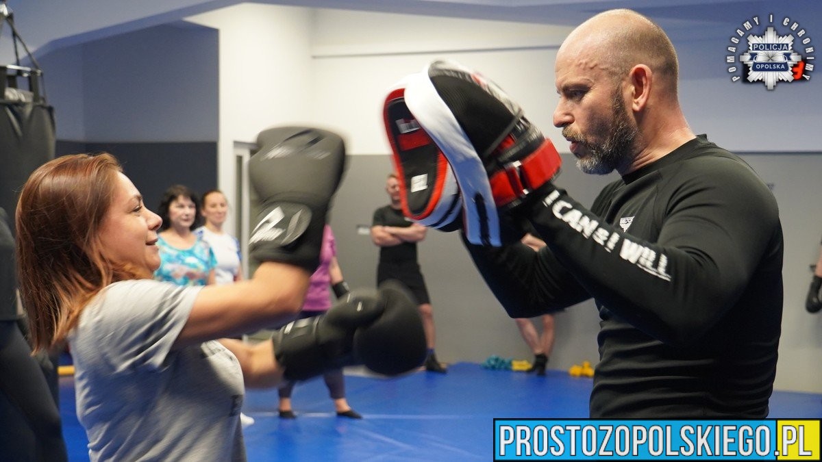 100-lecie służby kobiet w Policji. Policjantki i pracownice cywilne z Opola wzięły udział w specjalnych zajęciach samoobrony