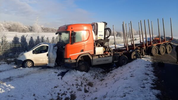Wypadek na obwodnicy Nysy. Bus i ciężarówka wpadły do rowu – utrudnienia na DK46