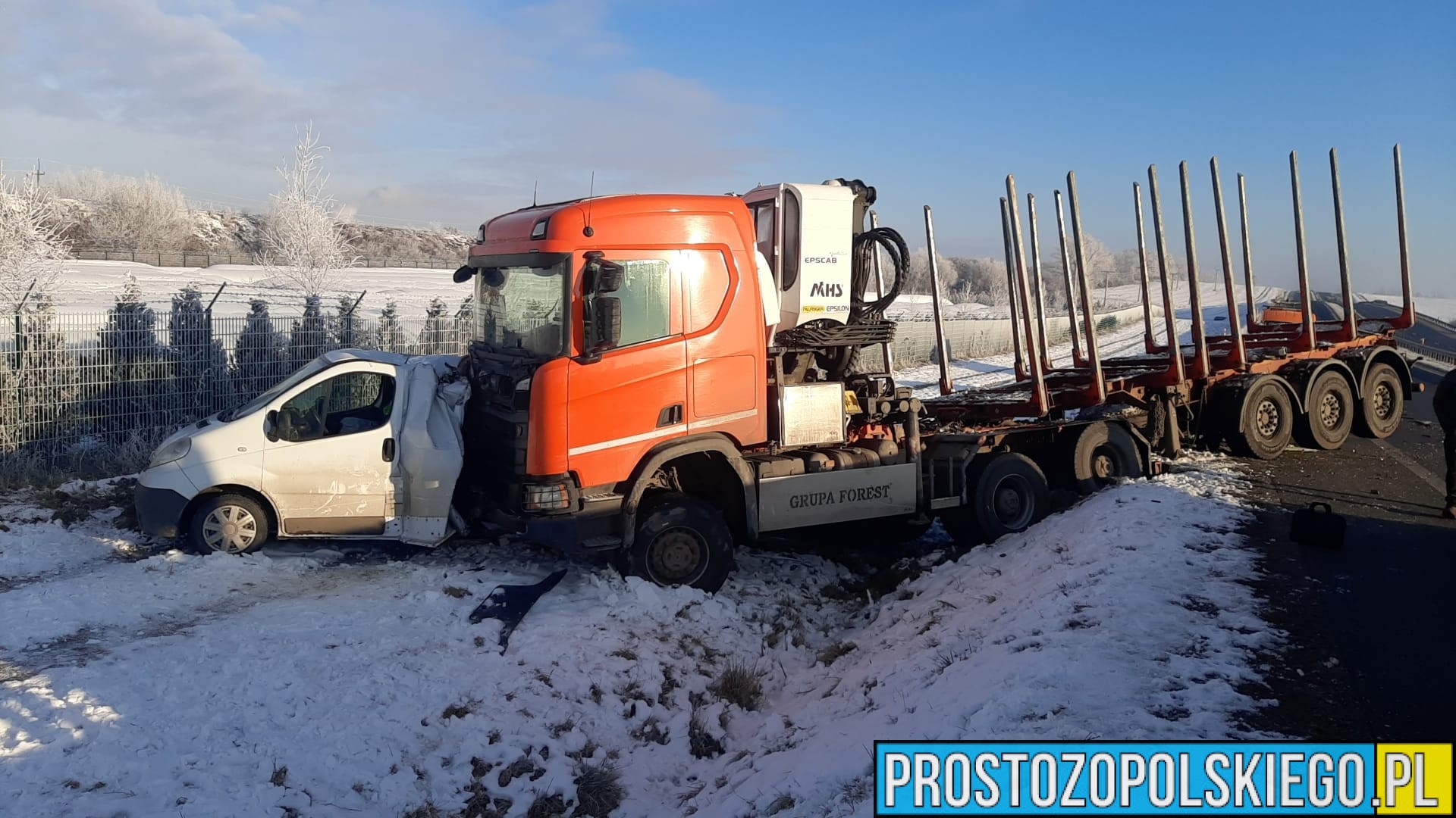 Wypadek na obwodnicy Nysy. Bus i ciężarówka wpadły do rowu – utrudnienia na DK46