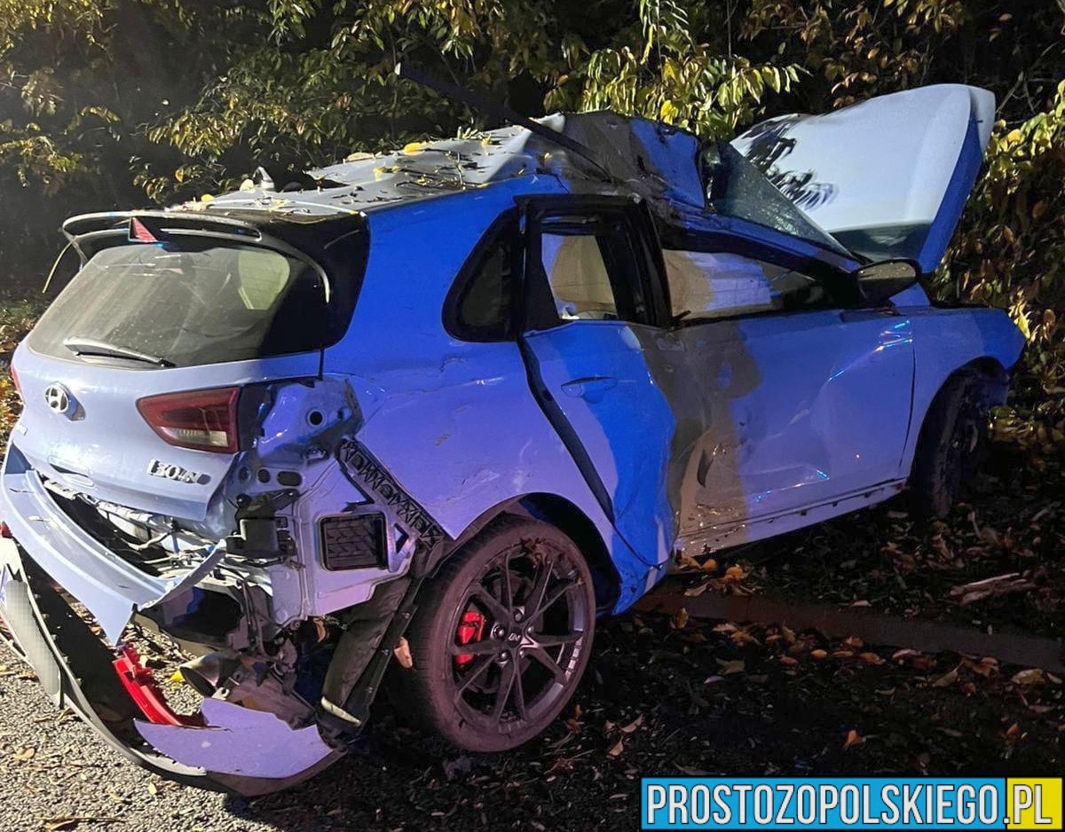 Wypadek w Kędzierzynie-Koźlu: Hyundai uderzył w drzewo. 17-letnia pasażerka trafiła do szpitala