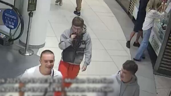 Policjanci z Dobrzenia Wielkiego poszukują mężczyzn podejrzewanych o czterokrotne użycie cudzej karty płatniczej w Opolu. Opublikowano ich wizerunki