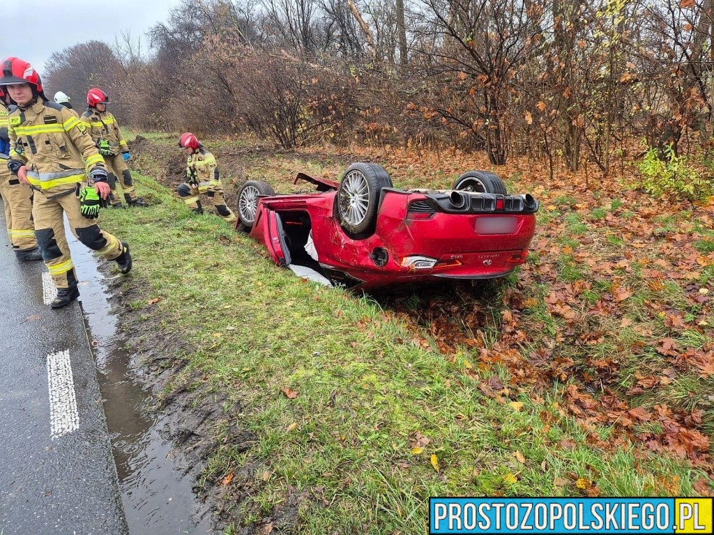 Dachowanie samochodu między Kalinowem a Rożniątowem – 77-latek trafił do lekarza na obserwację