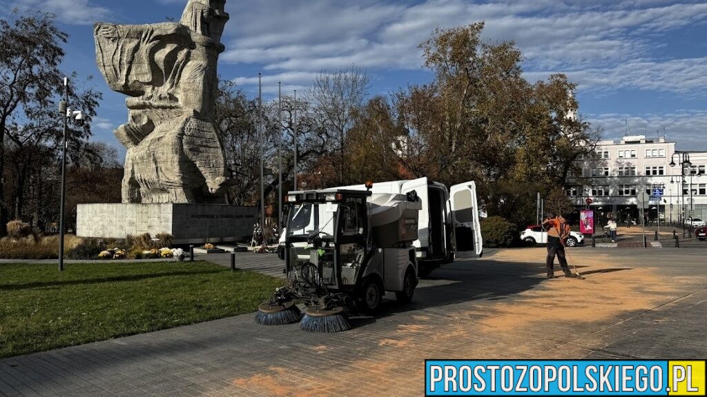 Wyciek oleju na pl. Wolności w Opolu. Zamiatarka zanieczyściła chodniki, piesi mieli problemy z poruszaniem się