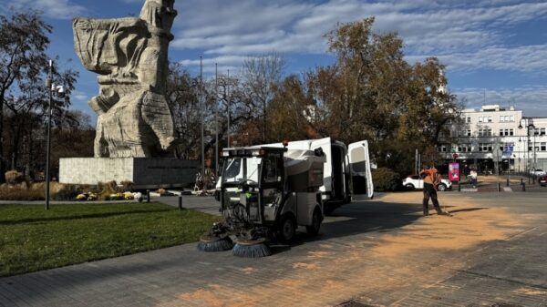Wyciek oleju na pl. Wolności w Opolu. Zamiatarka zanieczyściła chodniki, piesi mieli problemy z poruszaniem się