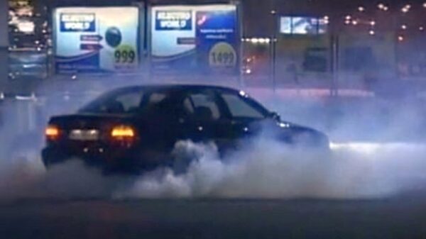 Niebezpieczny drift na rondzie w Zdzieszowicach. 28-letni kierowca BMW ukarany wysokim mandatem