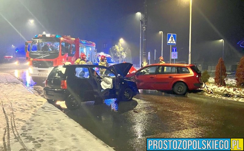 Wypadek na skrzyżowaniu Jagiellońskiej i Nektarowej w Kędzierzynie-Koźlu. Dwie osoby trafiły do szpitala