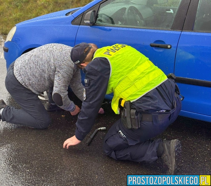 Policjanci z Kędzierzyna-Koźla pomogli kierowcy w potrzebie na DK40policja, policja kk, policja kędzierzyn, brawo policja, brawa policjanci, pomoc policji, policjanci na piątkę, super policja, pomoc od policji,