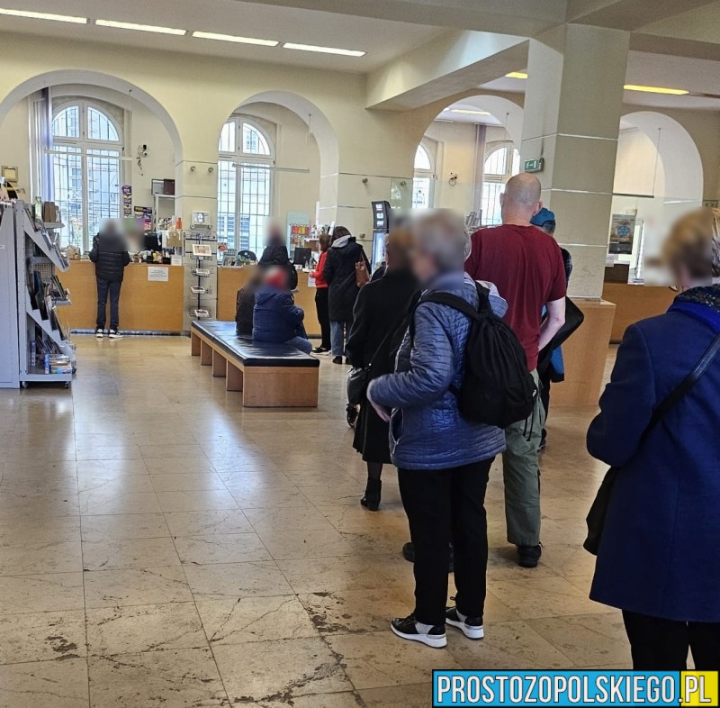 Kłótnia i długie kolejki na Poczcie Głównej w Opolu. „Czy to strajk włoski?” – pyta nasza czytelniczka