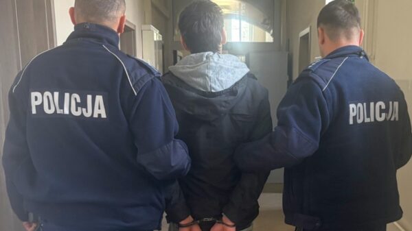 Kluczbork: Policjanci zatrzymali dwóch poszukiwanych mężczyzn. Trafią do zakładu karnego