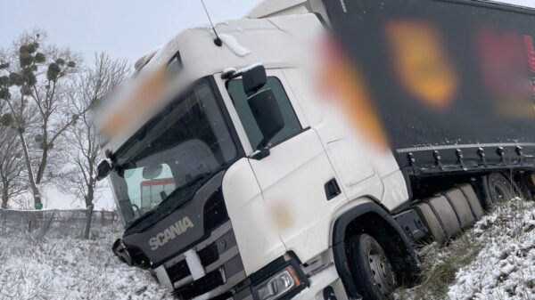 Śliska nawierzchnia paraliżuje ruch. Ciężarówka wypadła z drogi na rondzie przy zjeździe na Ujazd i Jaryszów