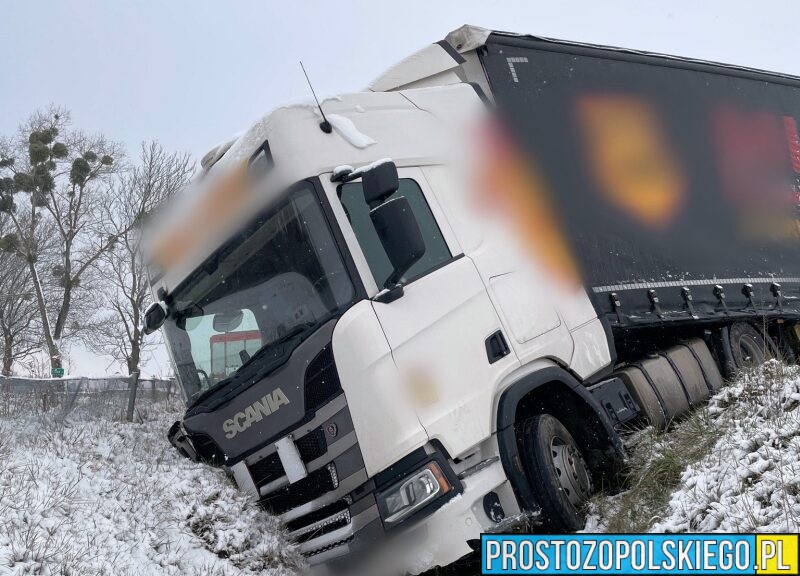 Śliska nawierzchnia paraliżuje ruch. Ciężarówka wypadła z drogi na rondzie przy zjeździe na Ujazd i Jaryszów