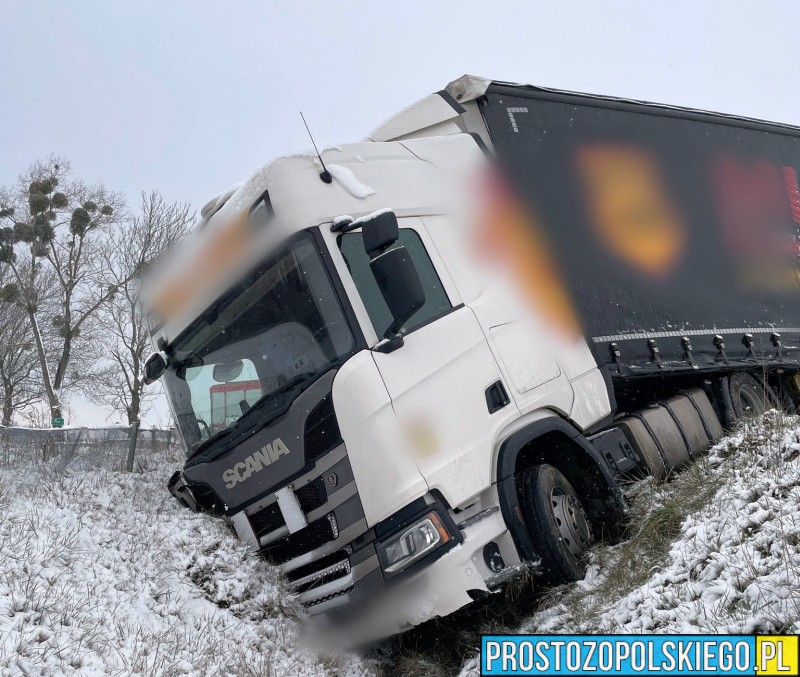 Śliska nawierzchnia paraliżuje ruch. Ciężarówka wypadła z drogi na rondzie przy zjeździe na Ujazd i Jaryszów