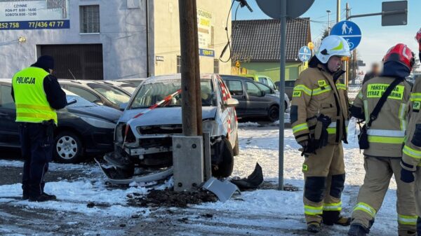 Wypadek dwóch samochodów osobowych w Lubrzy. Jedna osoba trafiła do szpitala