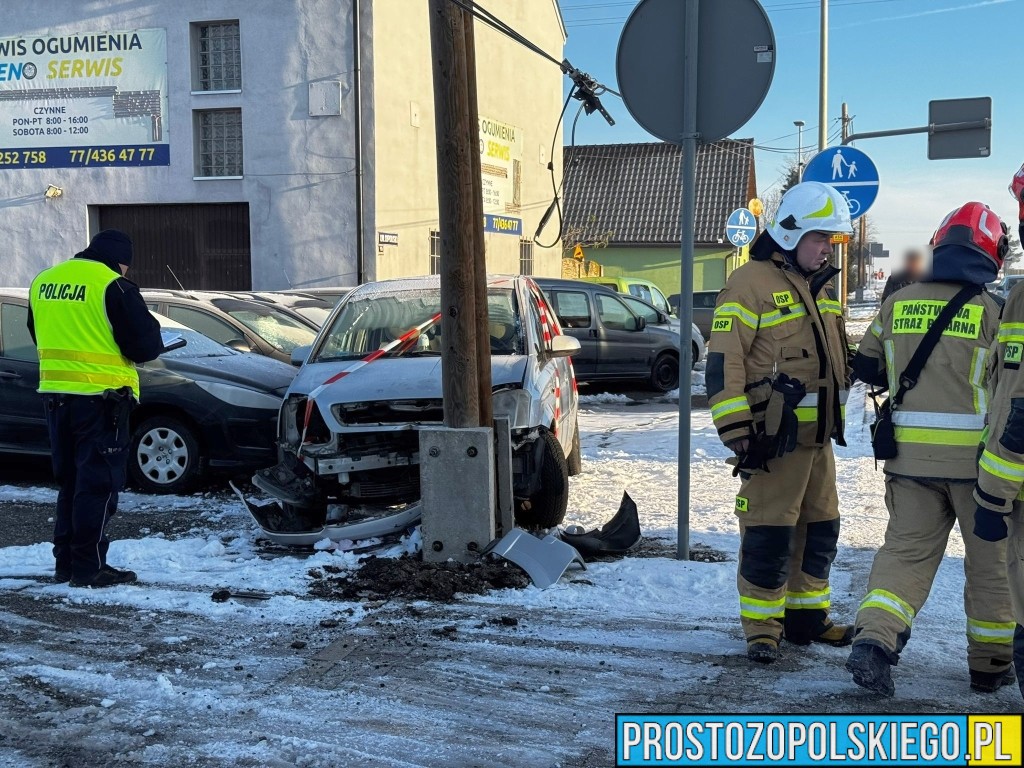 Wypadek dwóch samochodów osobowych w Lubrzy. Jedna osoba trafiła do szpitala