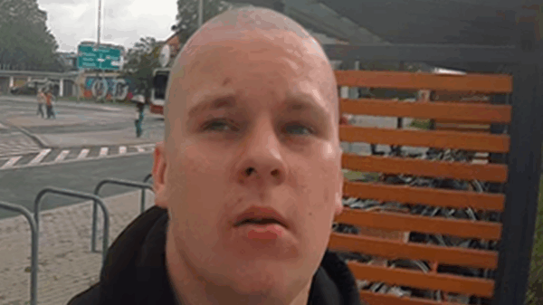 Policja w Opolu poszukuje mężczyzny podejrzewanego o uszkodzenie kamery biletomatu – monitoring ujawnia wizerunek sprawcy