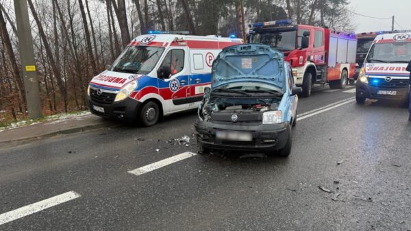Jemielnica: Zderzenie dwóch samochodów osobowych na DW 426. Jedna osoba trafiła do szpitala