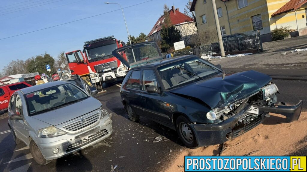 Zderzenie dwóch samochodów na DK-39 w Namysłowie. Droga była zablokowana