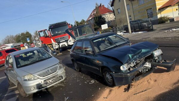 Zderzenie dwóch samochodów na DK-39 w Namysłowie. Droga była zablokowana