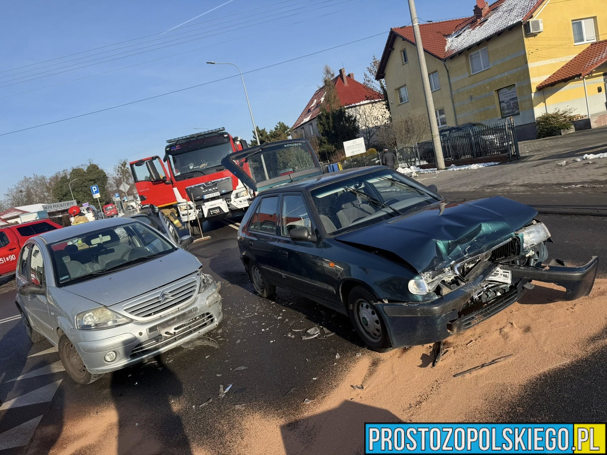 Zderzenie dwóch samochodów na DK-39 w Namysłowie. Droga była zablokowana