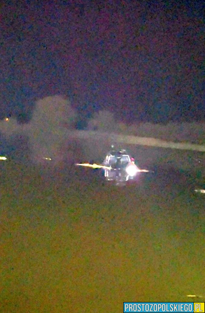 samochód w stawie, strażacy wyciągali samochód z wody, auto w wodzie, auto w stawie, kiewoca w aucie, auto wjechało do wody,