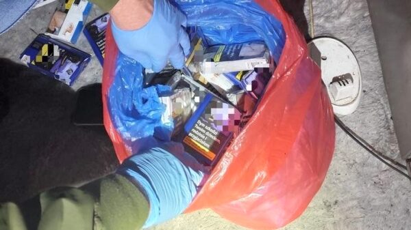 Paczków: 47-latek włamał się do sklepu i ukradł tytoń. Schował łup za kominem