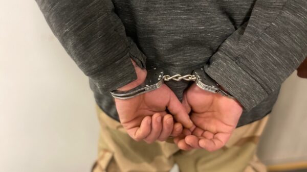 Nysa: 37-latek z zakazem prowadzenia i nakazem doprowadzenia zatrzymany przez policjantki drogówki