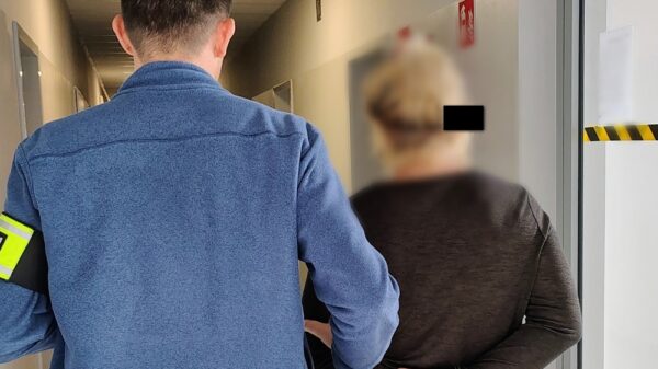 Grodków: Policjanci zatrzymali 40-latkę poszukiwaną listem gończym. Miała przy sobie narkotyki