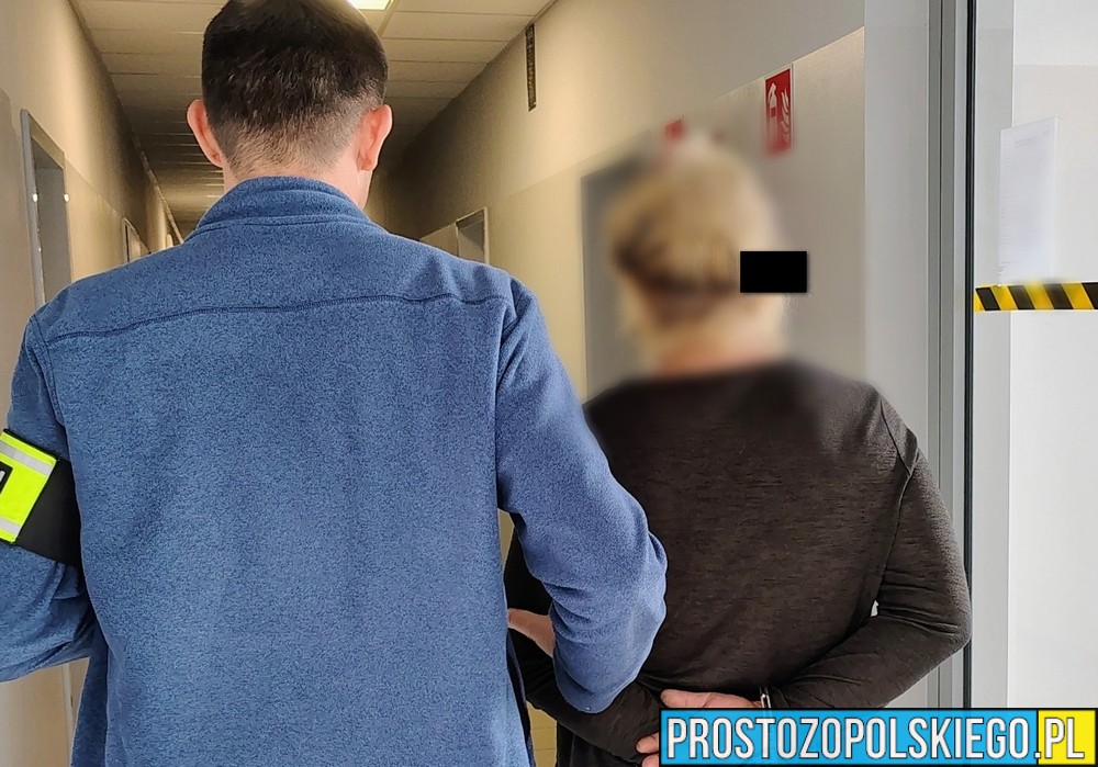 Grodków: Policjanci zatrzymali 40-latkę poszukiwaną listem gończym. Miała przy sobie narkotyki
