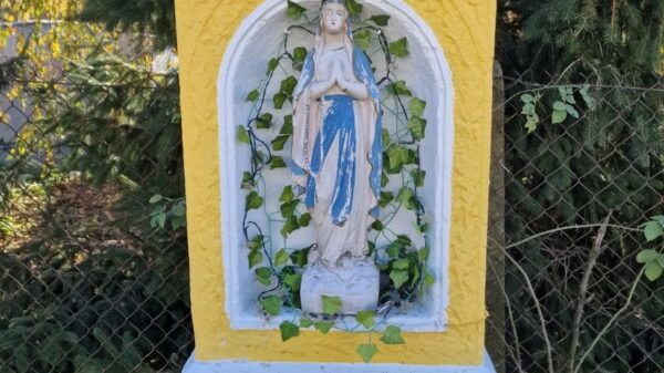 Odzyskano skradzioną figurkę Matki Boskiej Ciesznowskiej z gminy Głogówek – sprawca usłyszał zarzuty