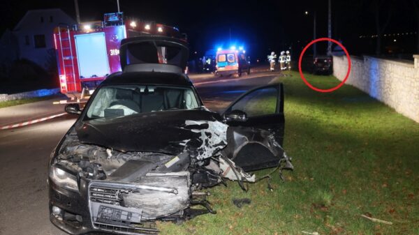 Poważny wypadek w Zimnicach Wielkich. Mercedes przewrócony na bok po zderzeniu z audi. Dwie osoby zabrane do szpitala