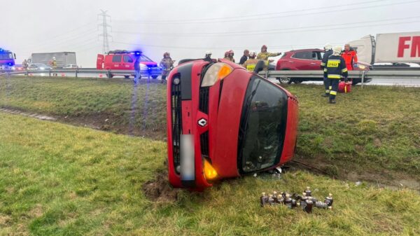 Dachowanie na autostradzie A4 pod Opolem – kierowca renault stracił panowanie nad pojazdem