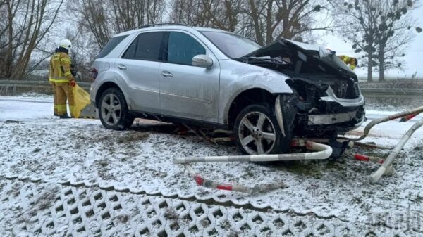 Zdarzenie drogowe w gminie Wilków. Mercedes uderzył w bariery – na miejscu straż, policja i ZRM