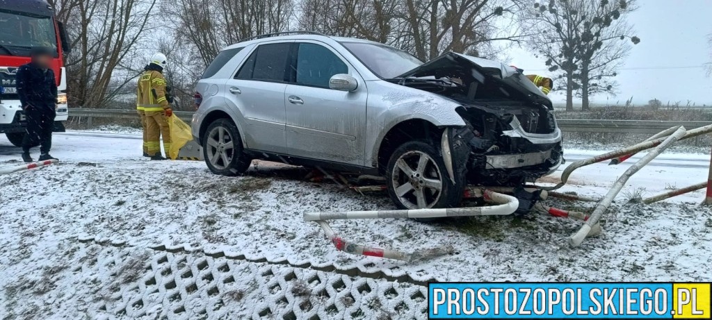 Zdarzenie drogowe w gminie Wilków. Mercedes uderzył w bariery – na miejscu straż, policja i ZRM