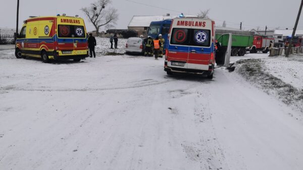Apel o ostrożność na drogach. Policja z Prudnika przypomina o zasadach bezpieczeństwa zimą