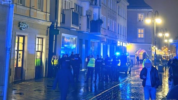 Groźna bójka przy Rybexie w Opolu. Interweniowało kilkanaście radiowozów policji. 6 obywateli Romskich zatrzymanych