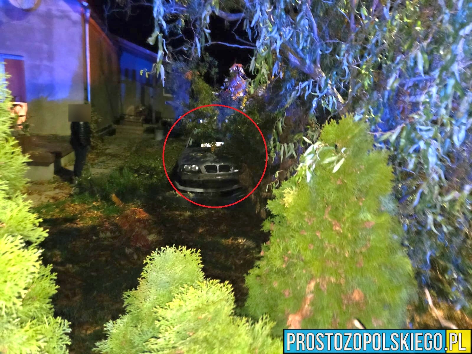 Buszyce: pijany 19-latek obywatel Ukrainy dachował BMW i zniszczył ogrodzenie. Nie posiadał prawo jazdy