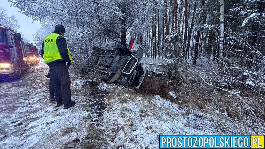Dachowanie busa w Dańcu. Kierowca trafił do szpitala – na drogach Opolszczyzny bardzo trudne warunki