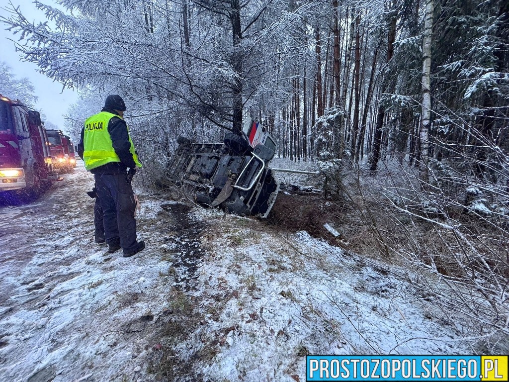 Dachowanie busa w Dańcu. Kierowca trafił do szpitala – na drogach Opolszczyzny bardzo trudne warunki