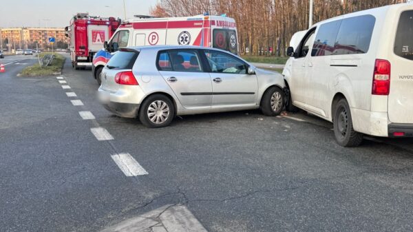 Wypadek na ul. Sosnkowskiego w Opolu. Jedna osoba trafiła do szpitala